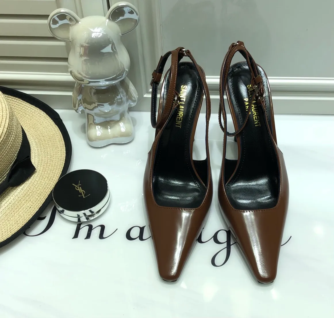 👟👟Ex-factory price 560👟👟 Top quality Saint Laurent/Yves Saint Laurent 2024 spring and summer new style👠Small square toe high heels of the same style as Rose. The layered leather high heels are very good at modifying the foot shape. In recent years, SLP has become more and more understanding of women in high heels. ysl beautiful high heels 👠Number of yards: 35-40 (41 customized, non-returnable) Upper: open edge beaded cowhide/patent leather, lining Imported sheepskin lining, sole: genuine leather outsole, heel height: 10cm (heel imported from Italy)